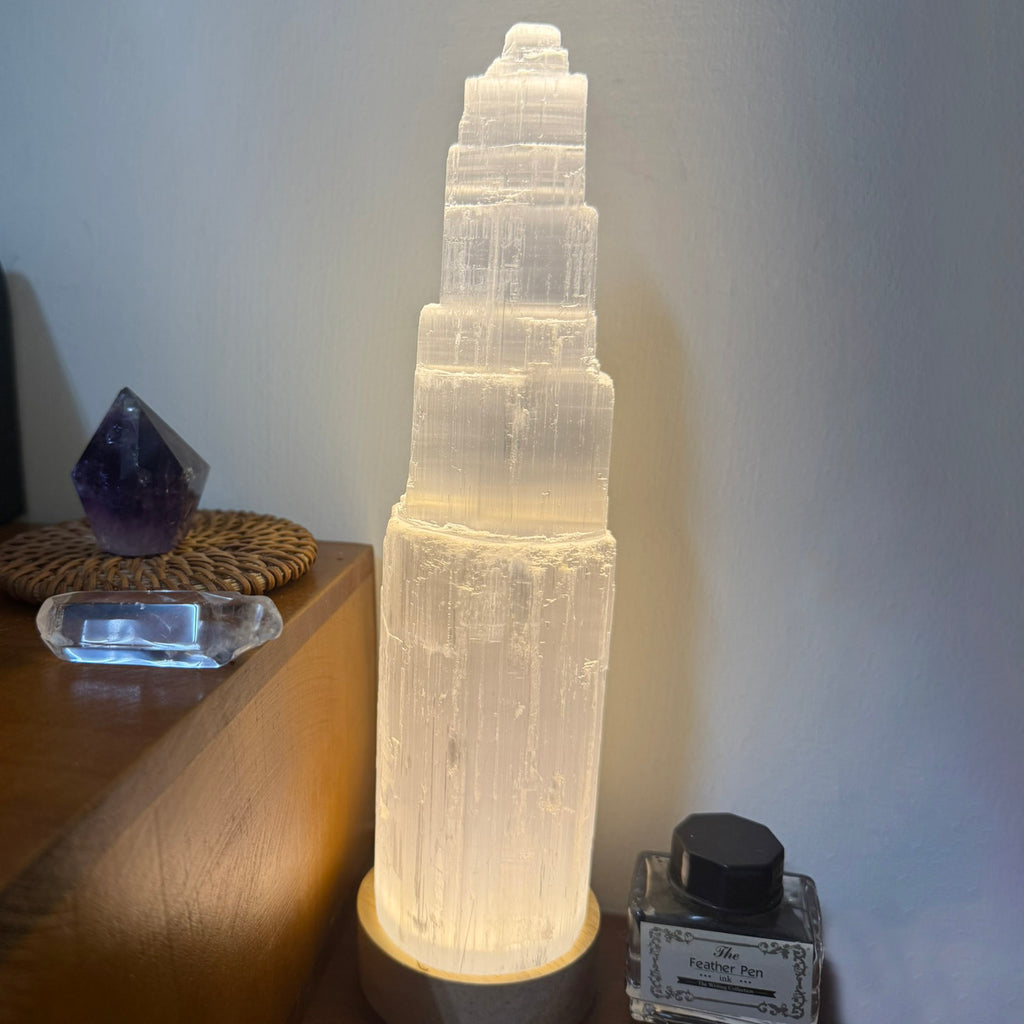 現貨【原礦擺件】淨化能量透石膏塔-小隻版本 (含燈座)