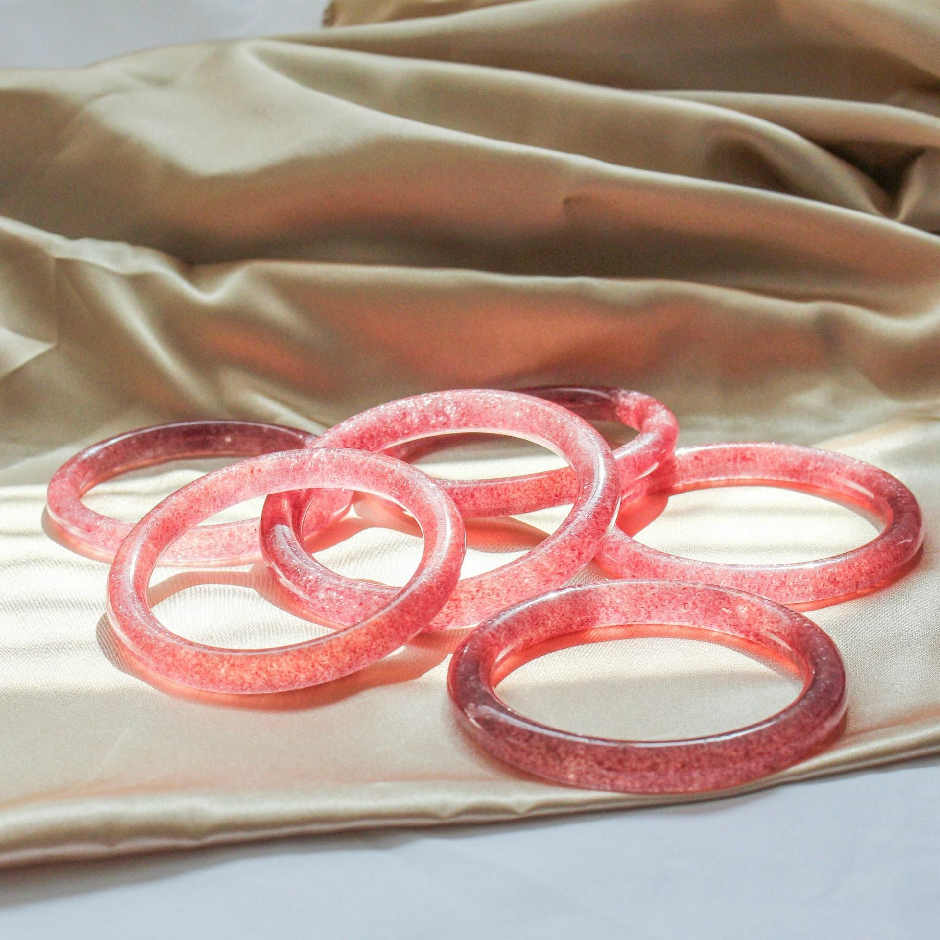 【玉鐲】天然俄羅斯產草莓晶手鐲 (普通款、星光鴿血紅款)